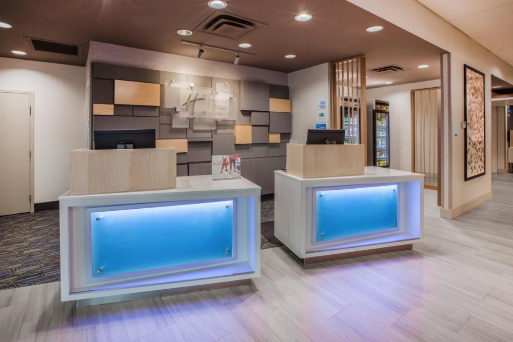 Holiday Inn Express & Suites - Fayetteville South Image 11