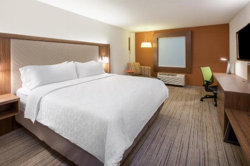 Holiday Inn Express & Suites - Fayetteville South image 13