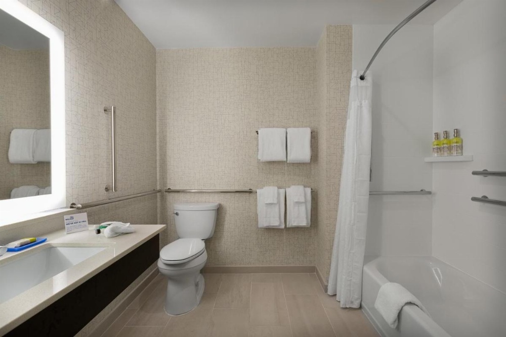 Holiday Inn Express & Suites - Fayetteville South Image 14