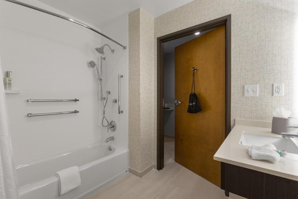 Holiday Inn Express & Suites - Fayetteville South Image 15