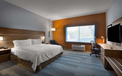 Holiday Inn Express & Suites - Fayetteville South image 18