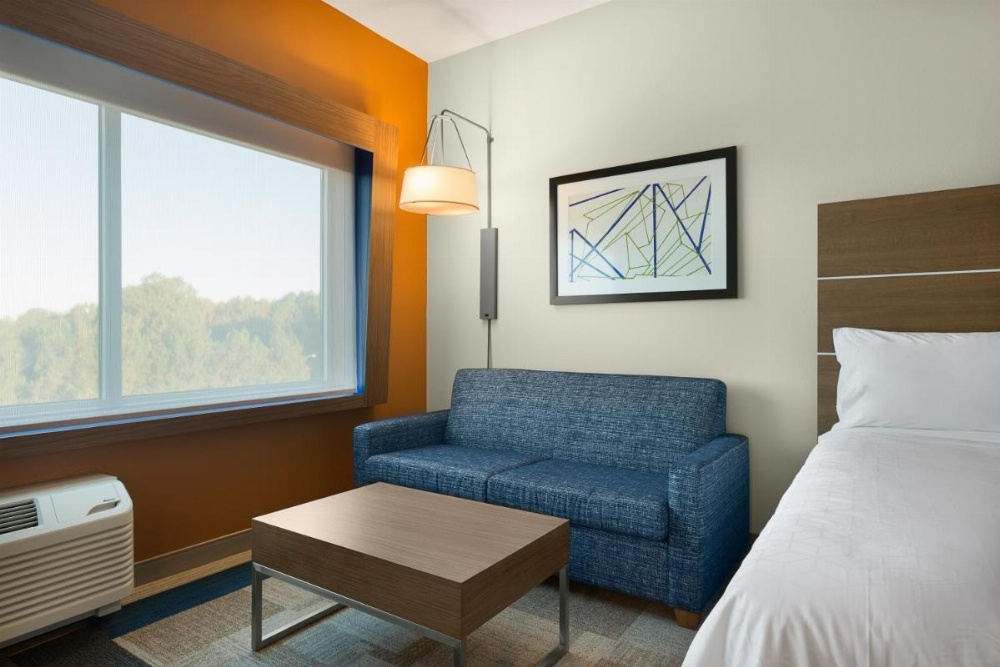 Holiday Inn Express & Suites - Fayetteville South Image 21