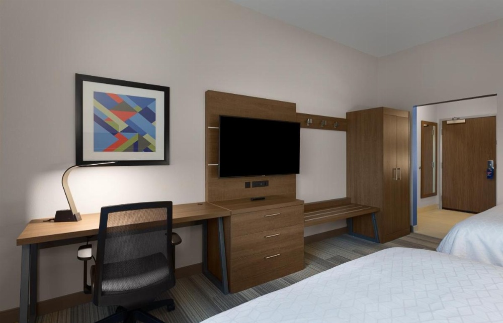 Holiday Inn Express & Suites - Fayetteville South Image 26