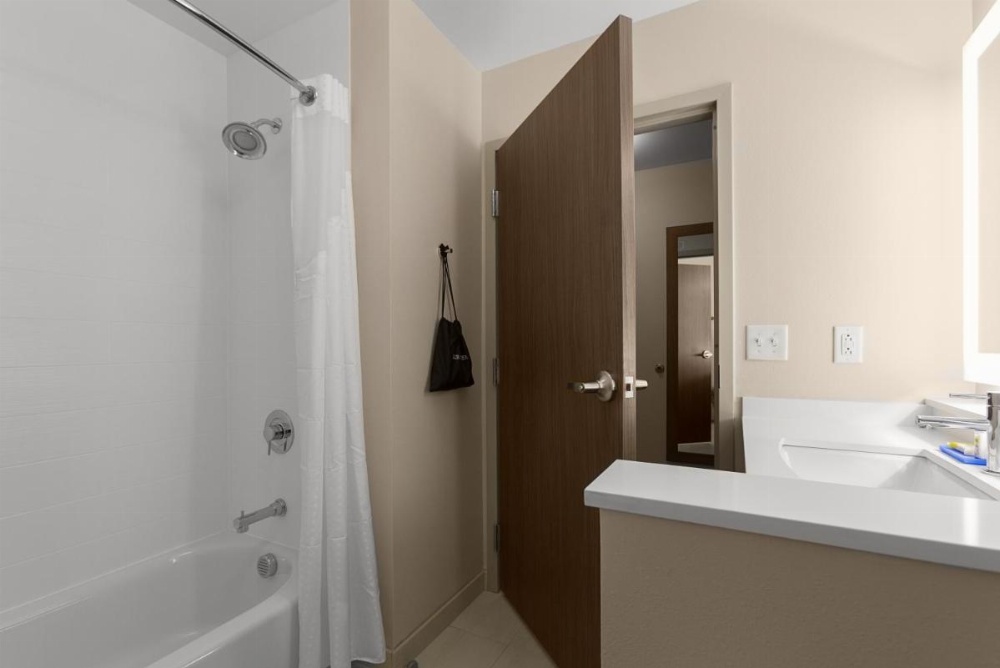 Holiday Inn Express & Suites - Fayetteville South Image 28