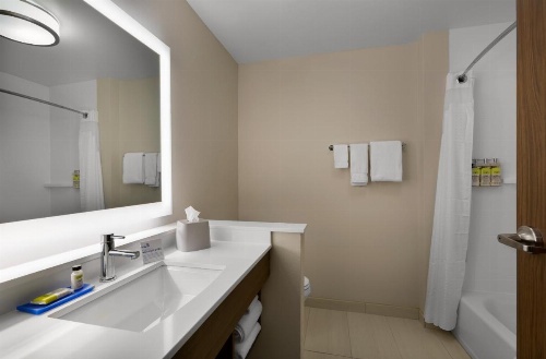 Holiday Inn Express & Suites - Fayetteville South image 29