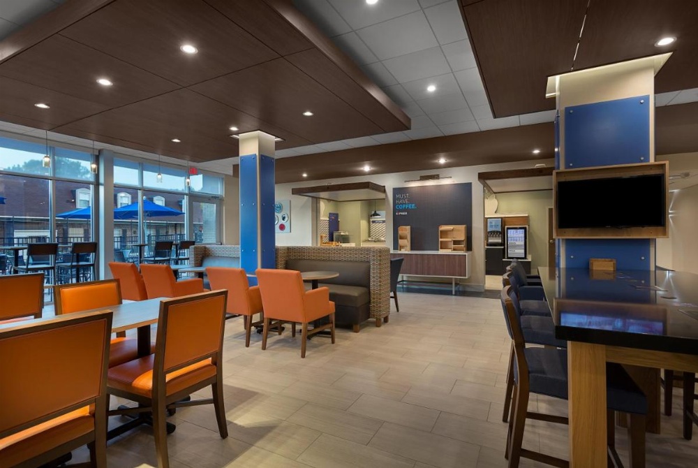 Holiday Inn Express & Suites - Fayetteville South Image 39