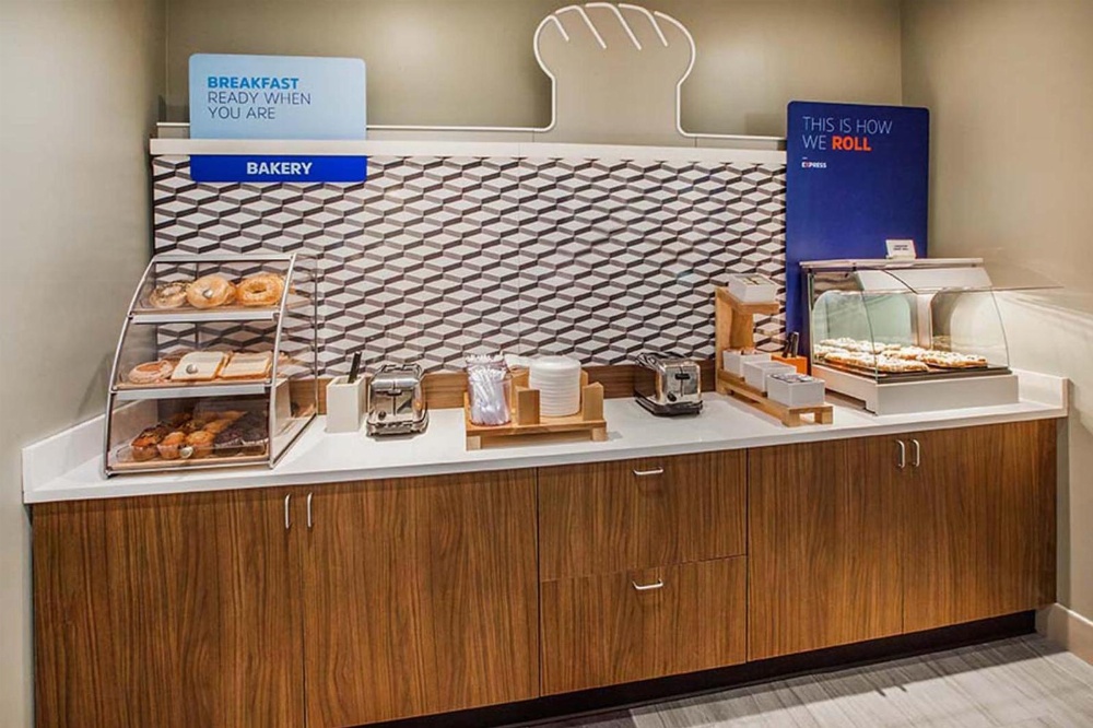 Holiday Inn Express & Suites - Fayetteville South